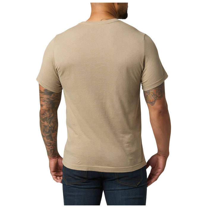 76166ADR-1070 PLAYERA INTRICATE EMBLEM DESERT BRUSH MARCA 5.11 TACTICAL